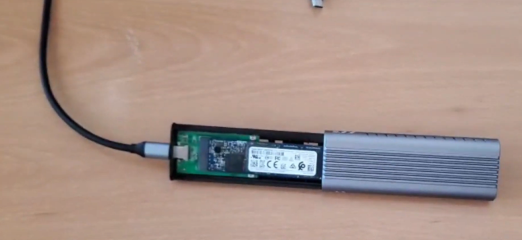 SSD nuevo conectado con adaptador USB a SATA para clonar Windows sin reinstalar